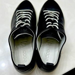 Women’s black leather Ecco shoes in size 6 . Brand new .